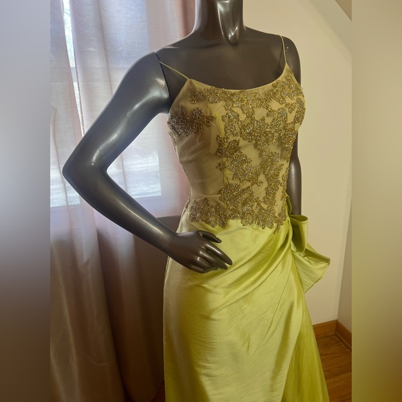Elegant Green Evening Gown with nude Embellished Bodice. - Picture 4 of 8